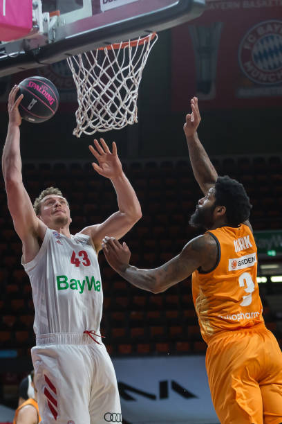 更加引人入 更加引人入