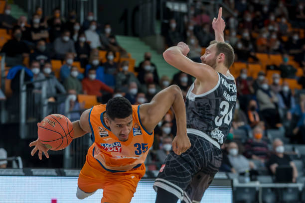 他谦虚地表 他谦虚地表